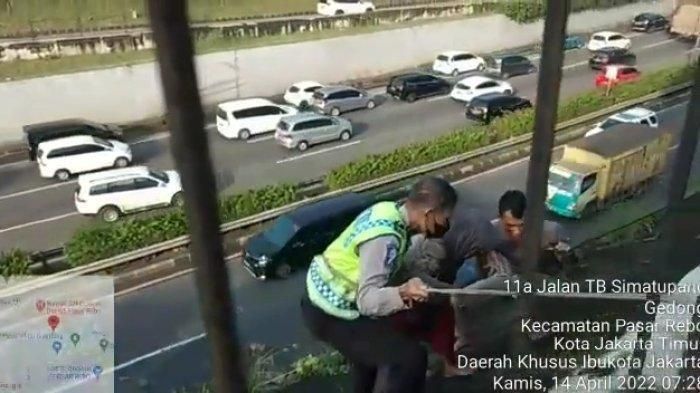 Heroik! Anggota Polisi di Pasar Rebo menyelamatkan seorang nenek di pinggir Tol JORR (YouTube KompasTV)