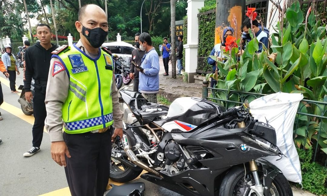 Kecelakaan Bikers BMW S1000RR di Senayan (TMC Polda Metro Jaya)